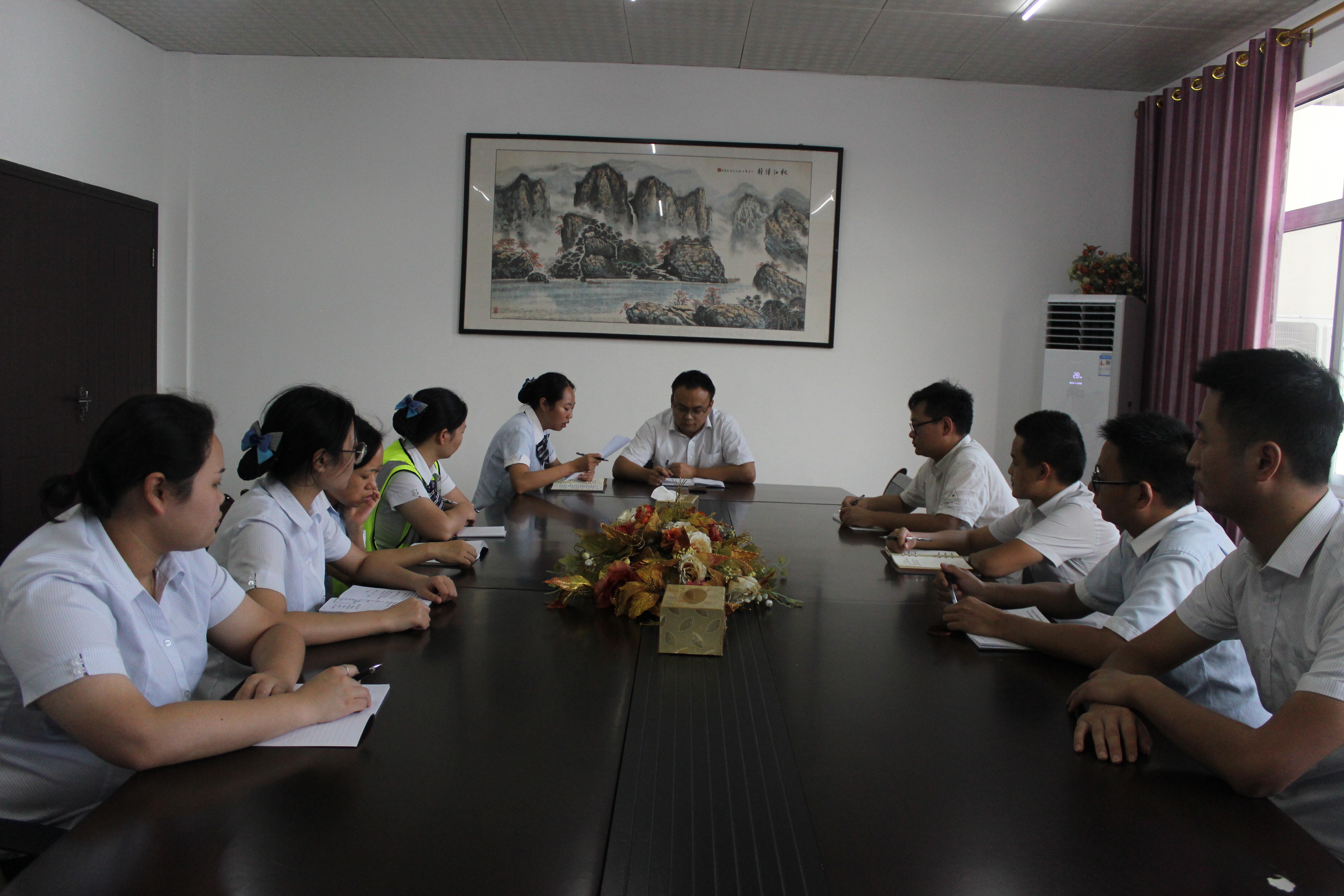鸦鹊岭召开专题学习会.JPG