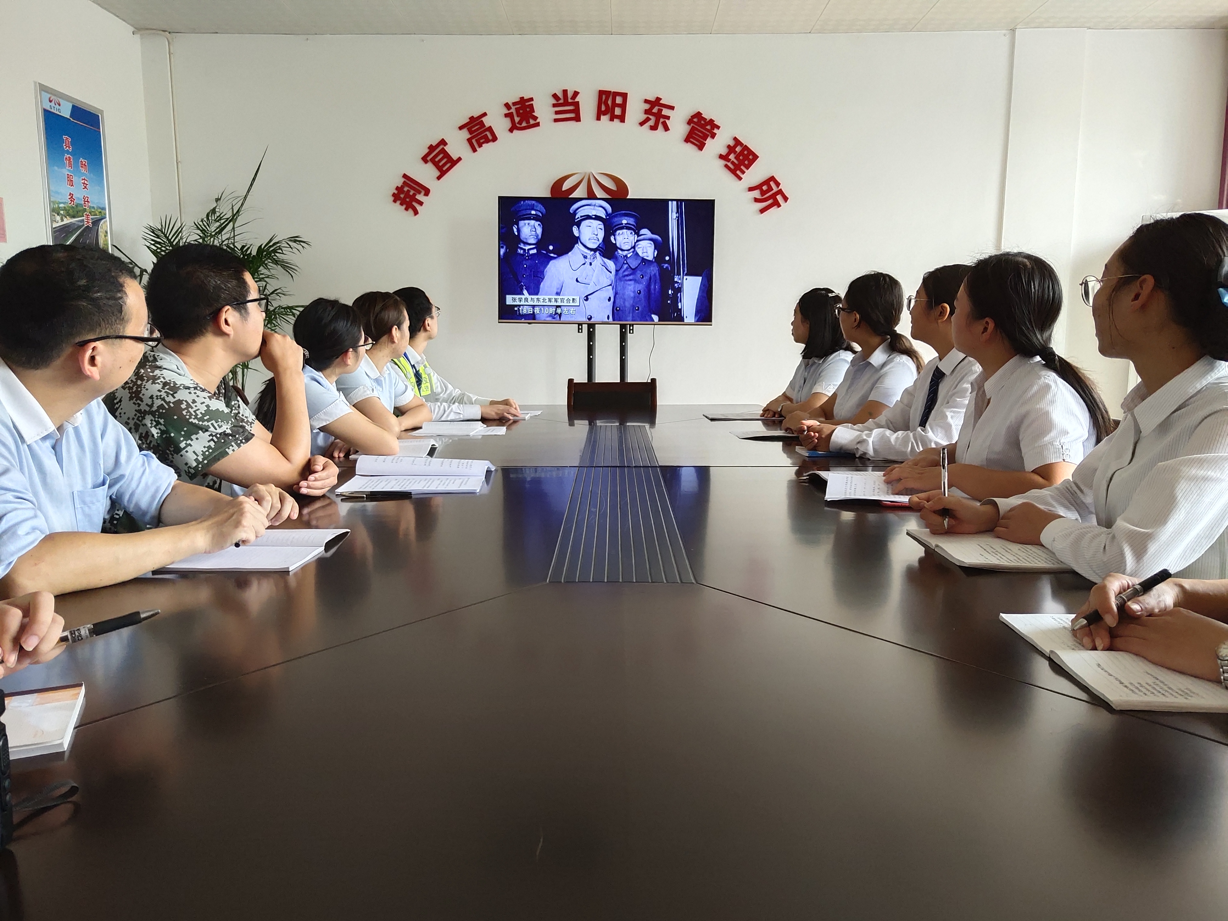 当阳东观看爱国影片.jpg 当阳东观看爱国影片.jpg