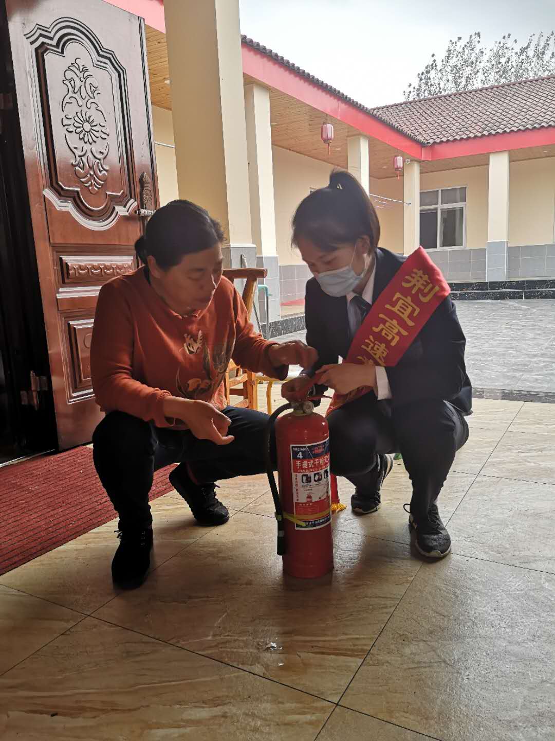 讲解灭火器的使用方法.jpg 讲解灭火器的使用方法.jpg