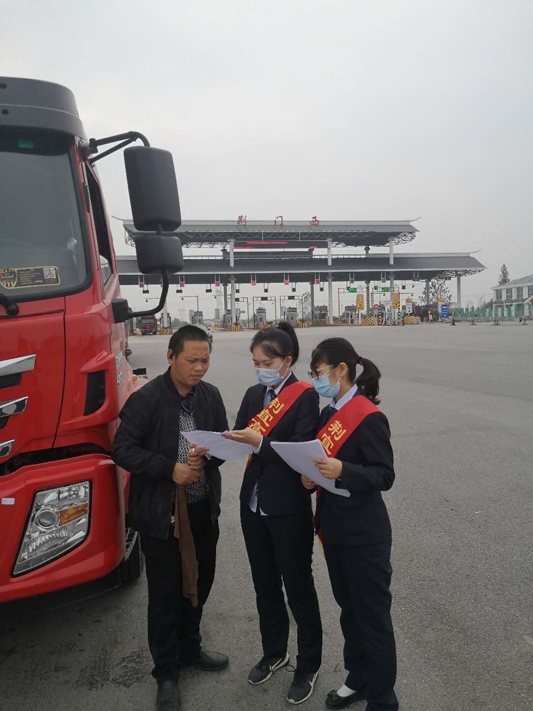 发放减灾手册.jpg 发放减灾手册.jpg