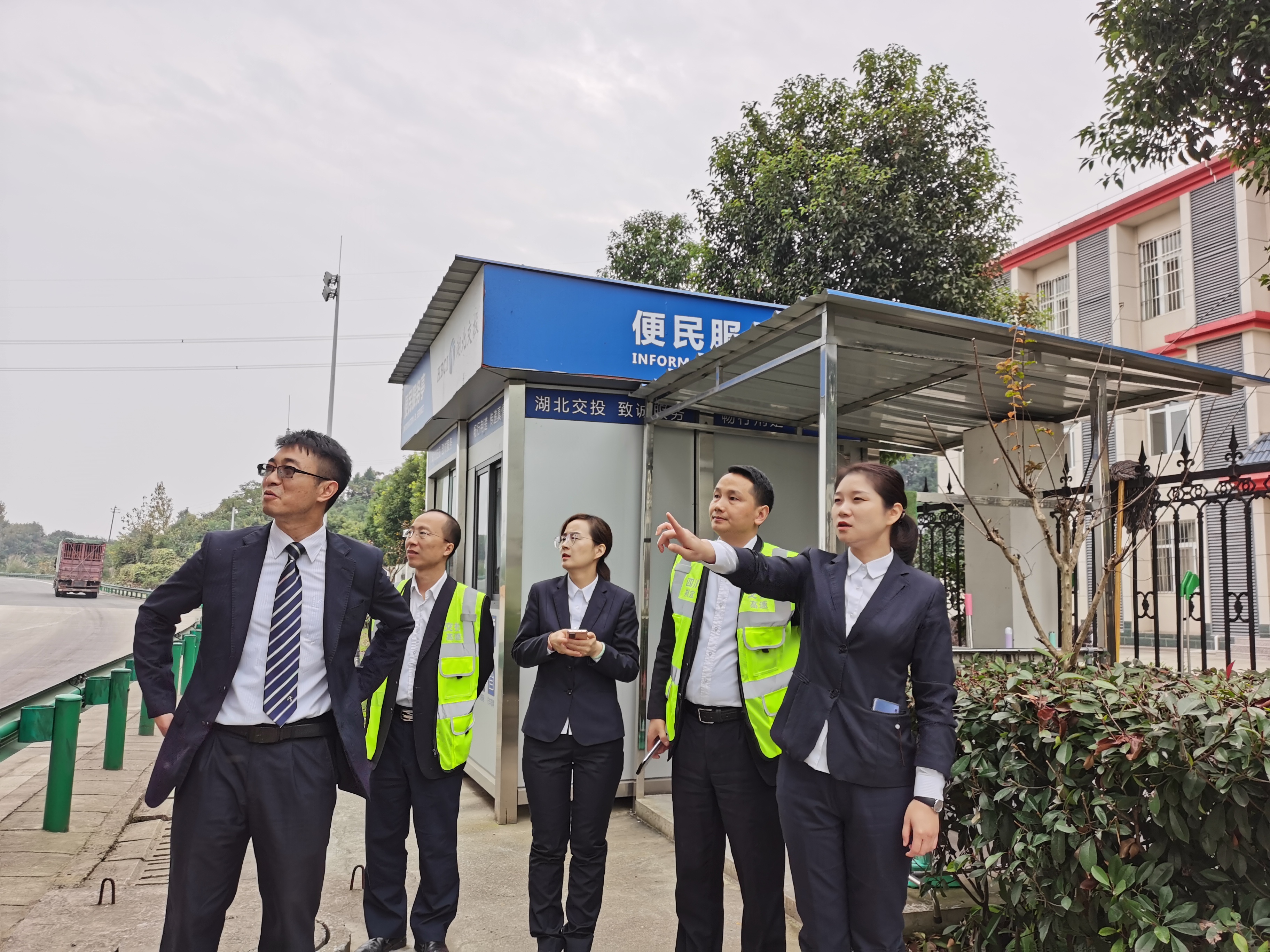 学习交流小组一行到白洋管理所实地查看便民服务亭设施情况，进行详细了解深入探讨。.png