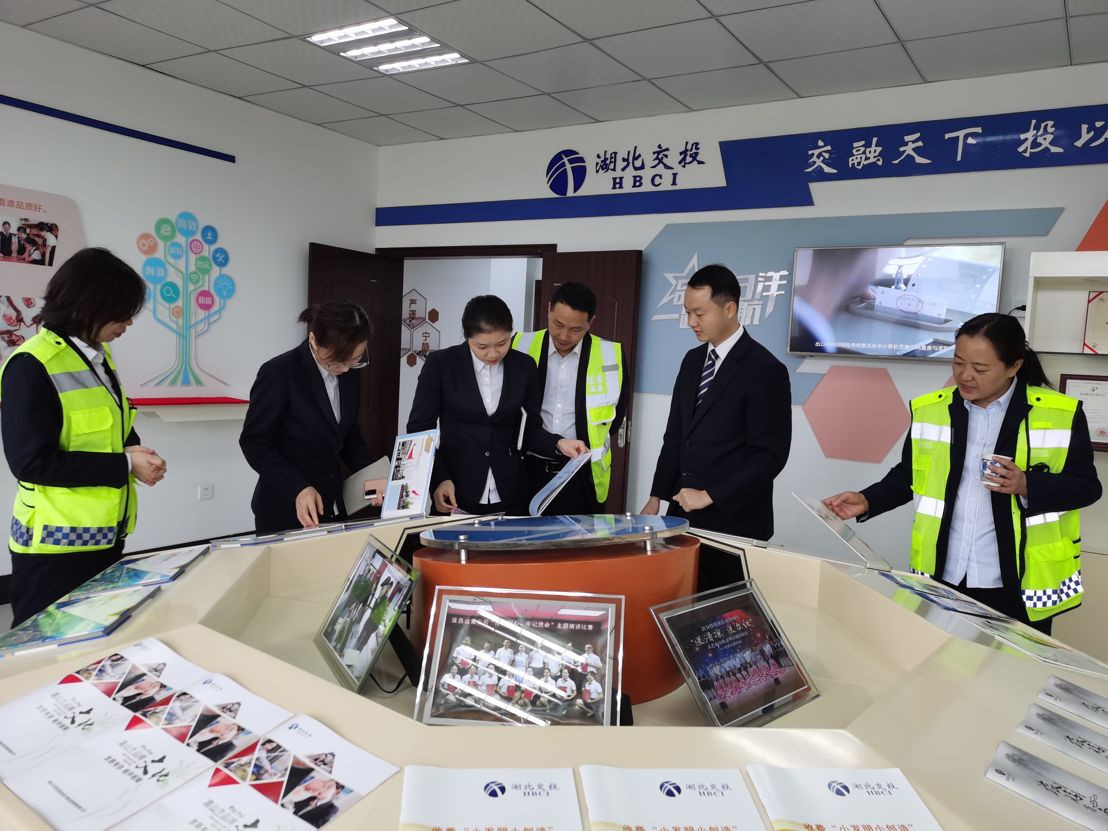 10月27日，荆宜公司6名业务骨干一行赴宜昌运营公司开展交流学习。.png