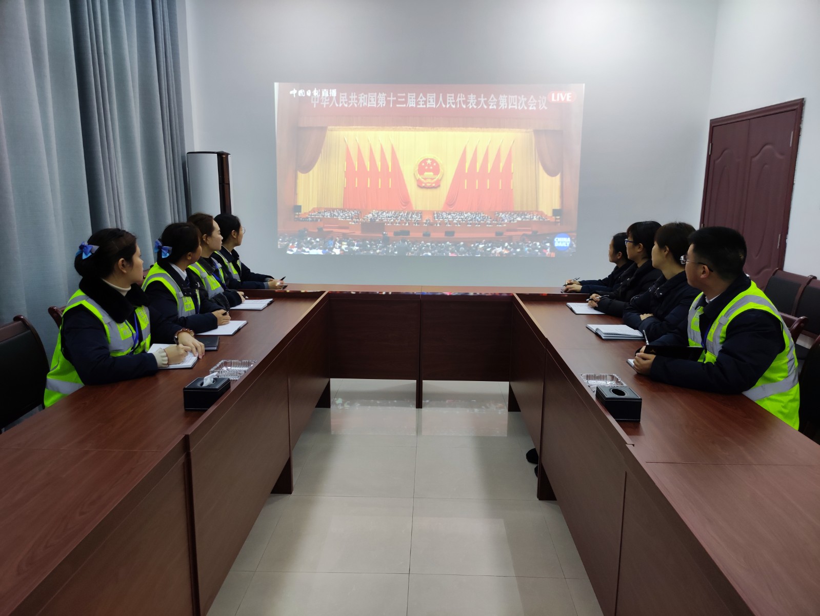 观看两会盛况.jpg 观看两会盛况.jpg