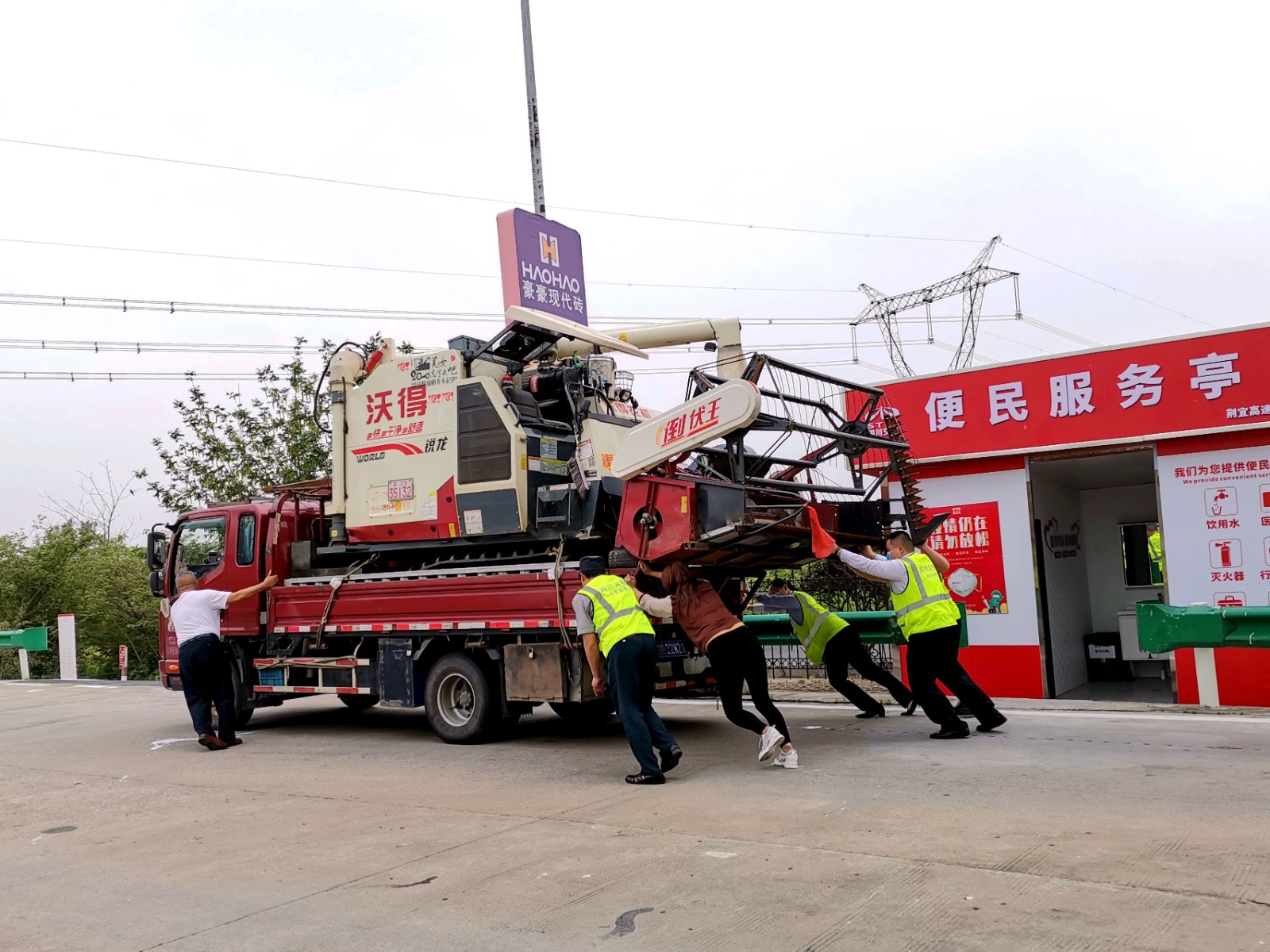 车辆故障,及时伸出援手.jpg 车辆故障,及时伸出援手.jpg