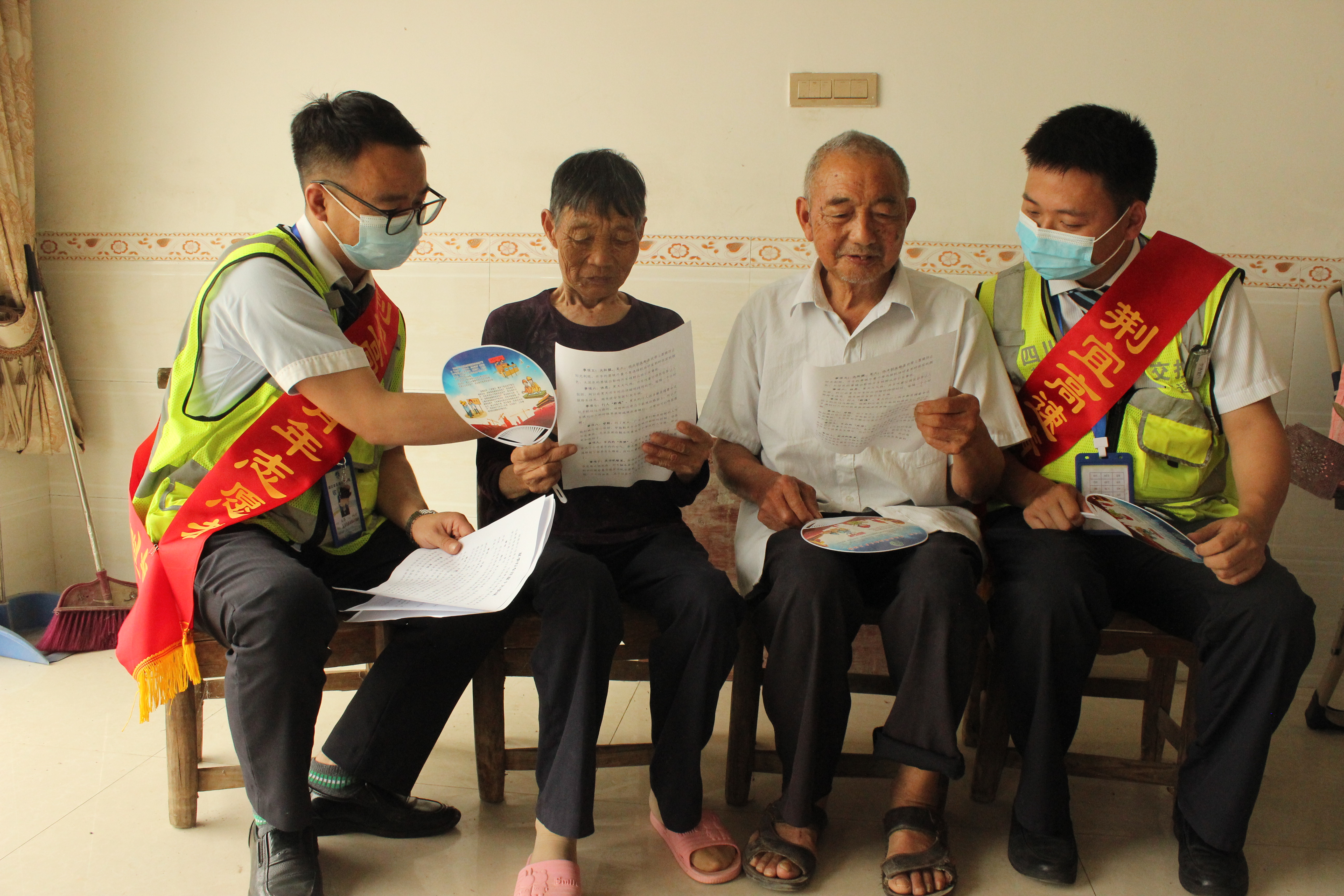 鸦鹊岭所驻地农户家安全宣传.JPG 鸦鹊岭所驻地农户家安全宣传.JPG
