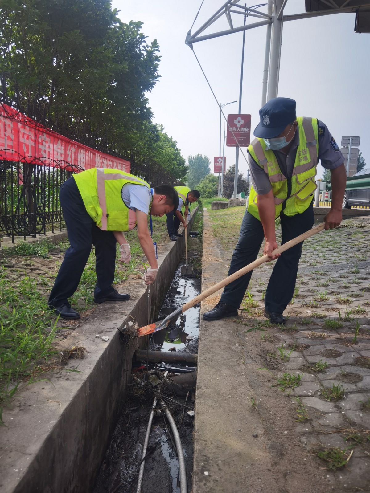 清理排水沟.jpg 清理排水沟.jpg
