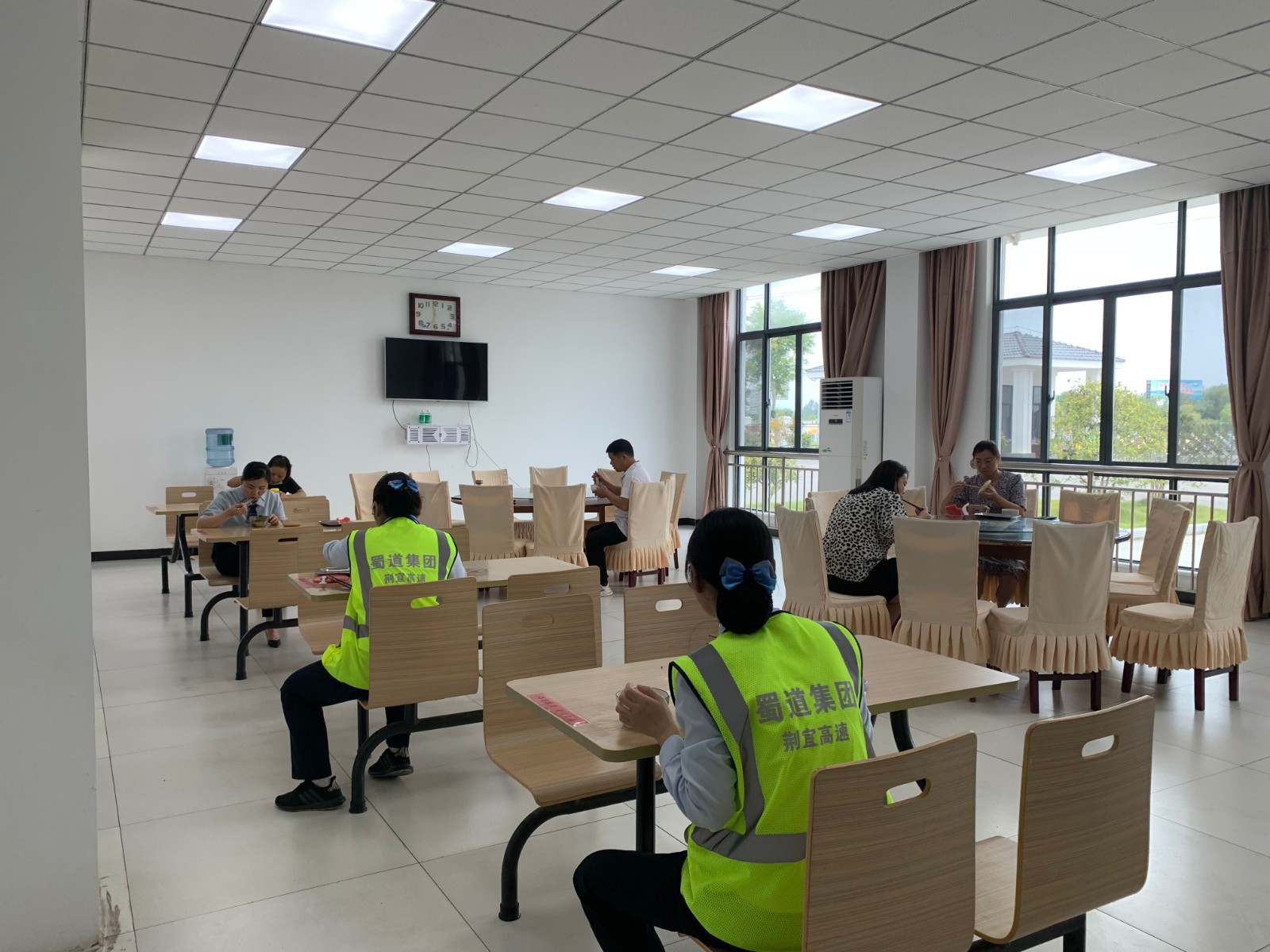 进餐分散不聚集.jpg 进餐分散不聚集.jpg
