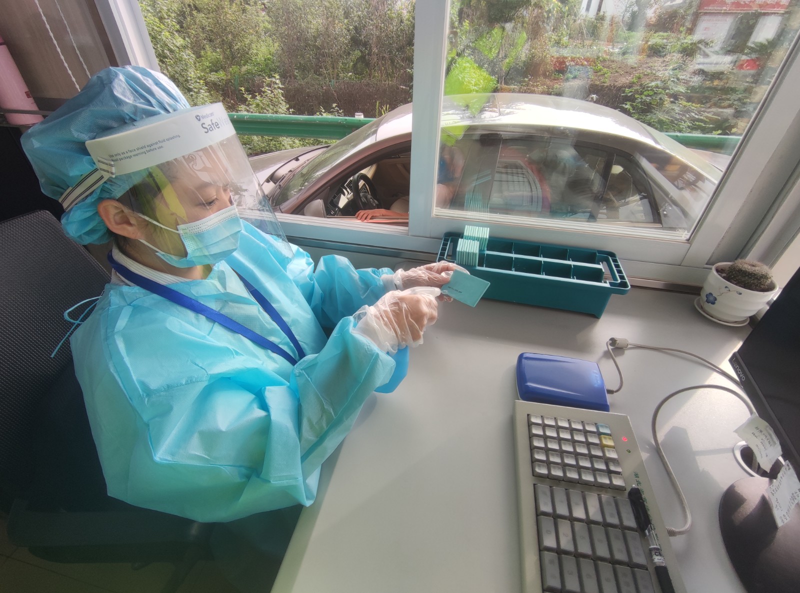 收费员在发卡前消毒.jpg
