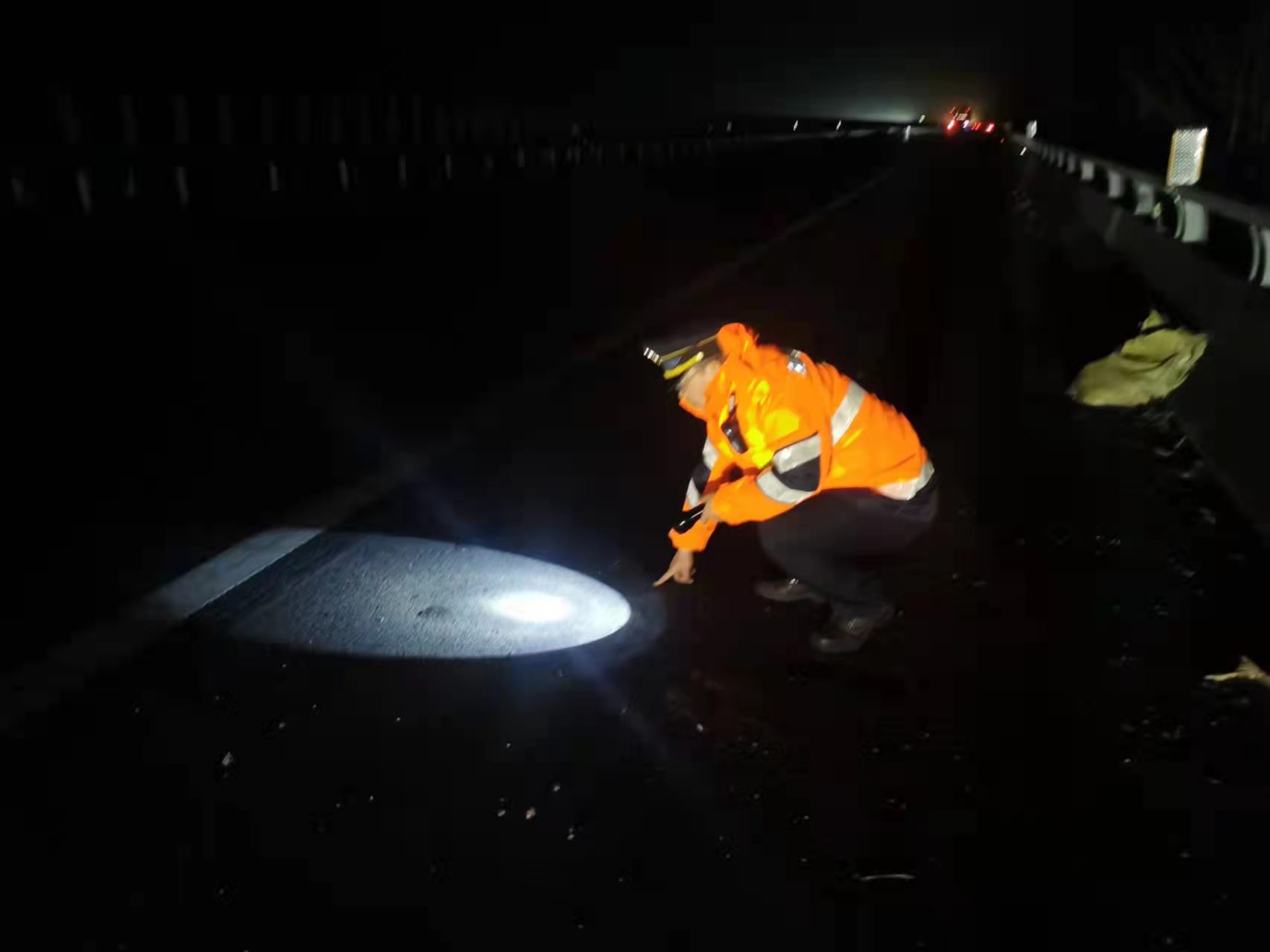 路政查看桥面结冰情况.jpg 路政查看桥面结冰情况.jpg
