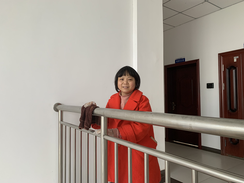 荆门西管理所保洁员袁月娃守护大家工作环境.png