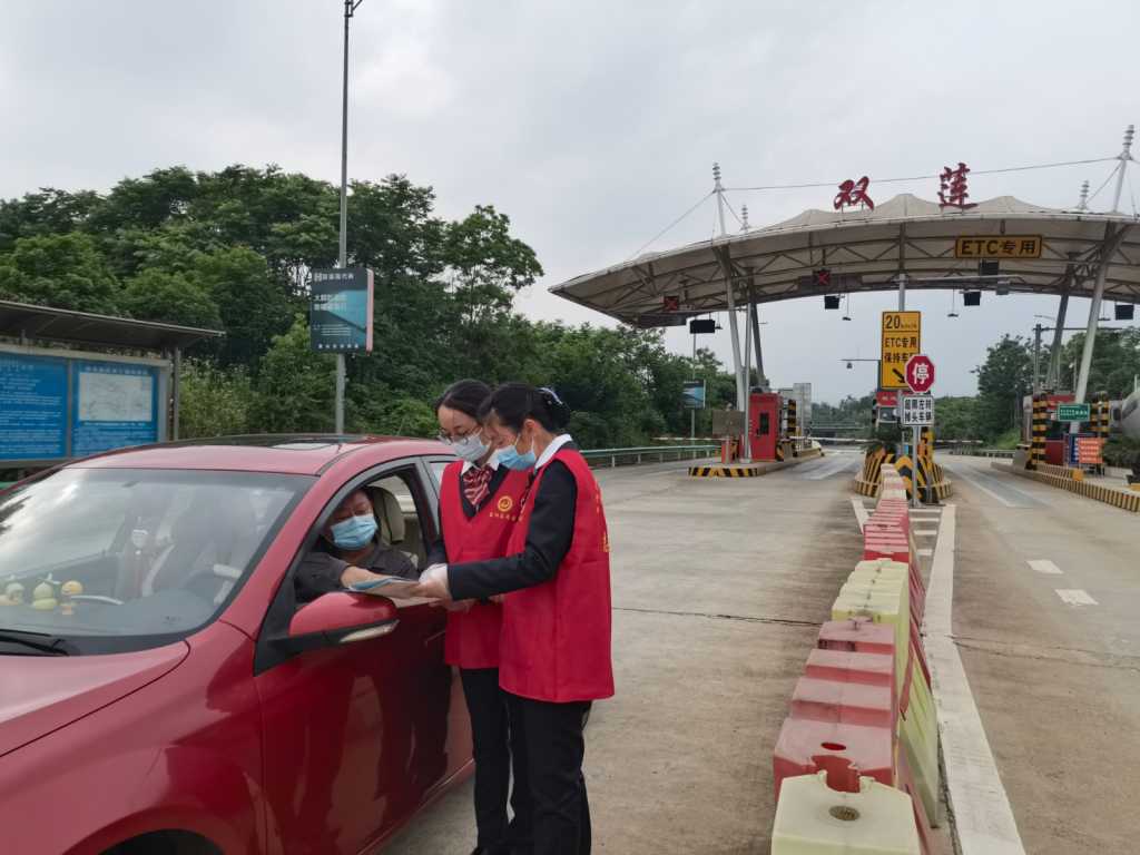 双莲所开展志愿服务，为司乘人员指路.jpg