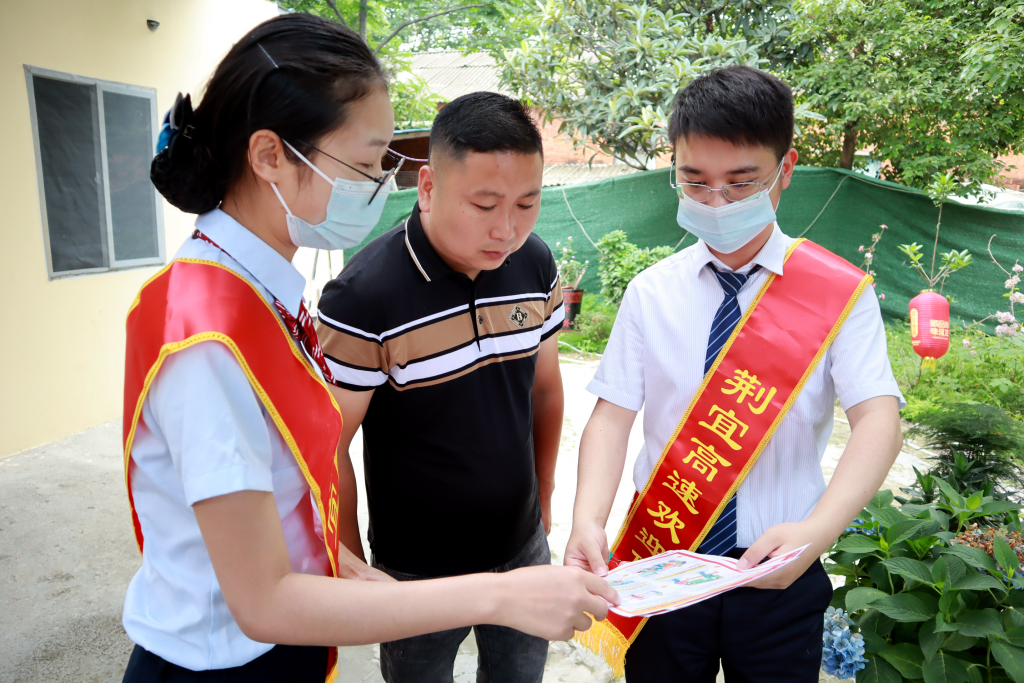 志愿者走进社区宣讲民法典.png