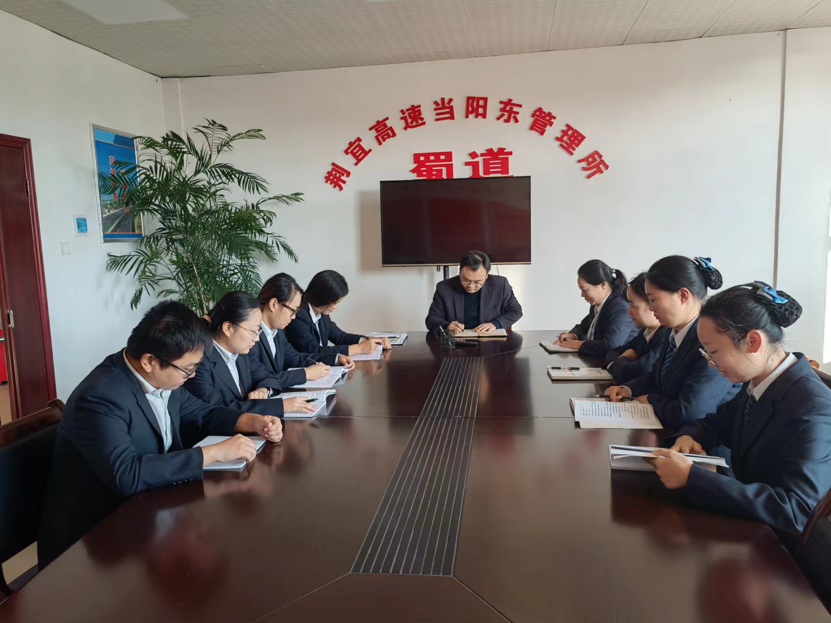 积极应对  召开疫情防控会.png