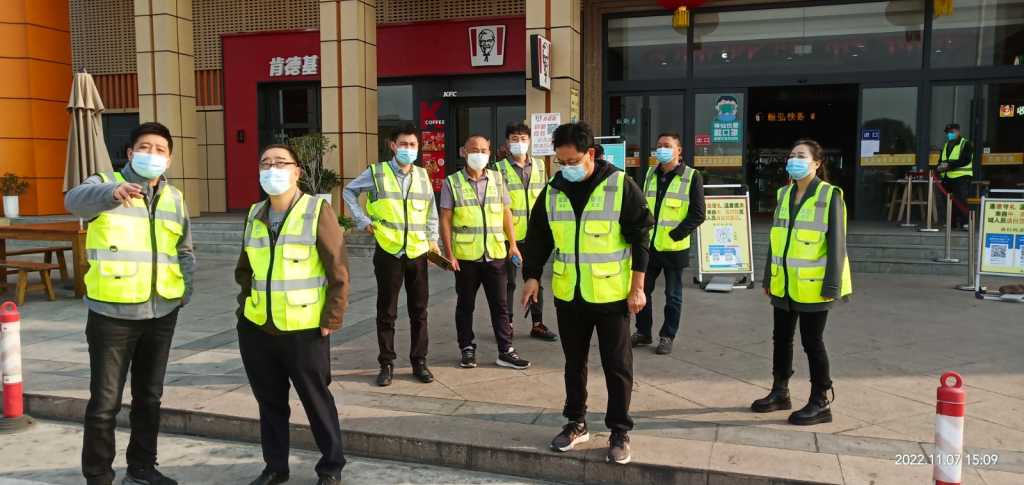 专家组检查淯溪服务区.jpg