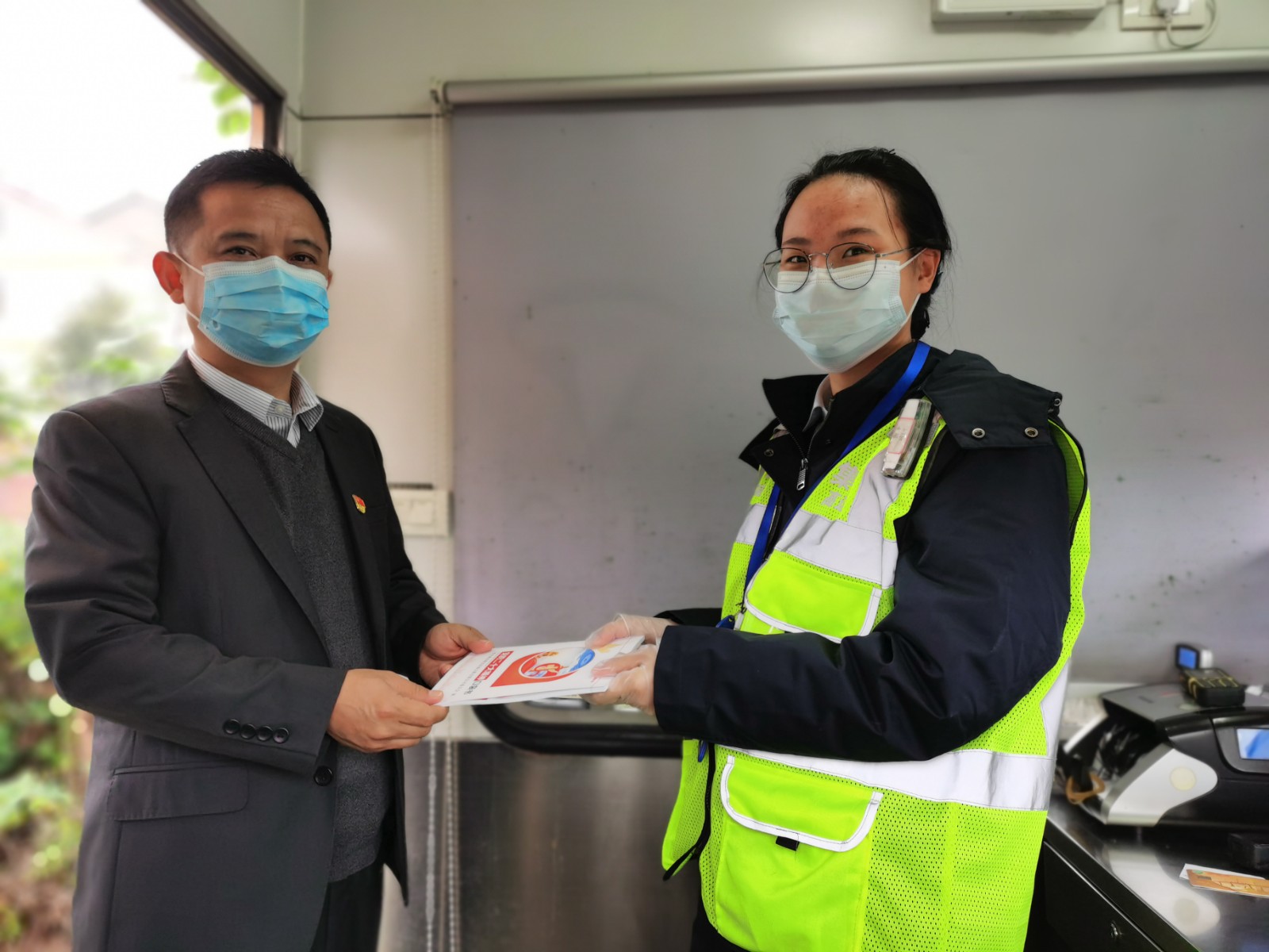 党委书记送口袋书下费亭.jpg 党委书记送口袋书下费亭.jpg