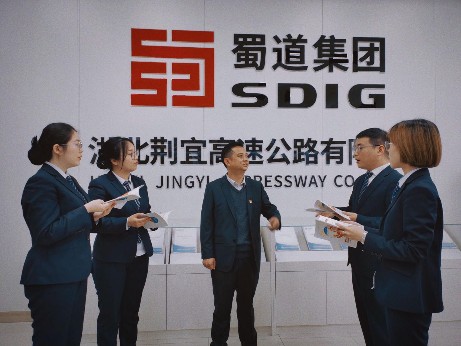 党委书记送口袋书1.jpg 党委书记送口袋书1.jpg