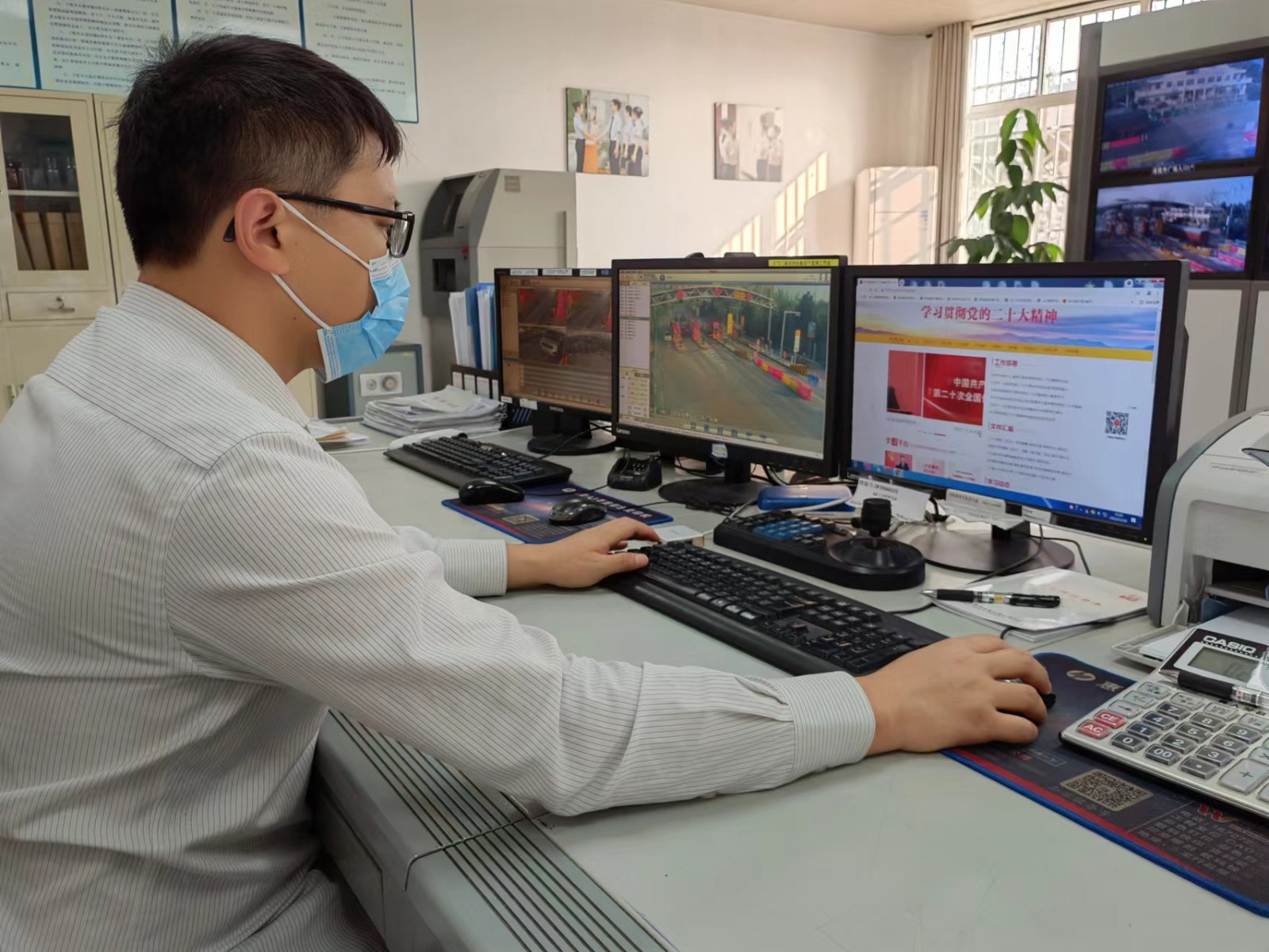 青年职工学习二十大.jpg 青年职工学习二十大.jpg
