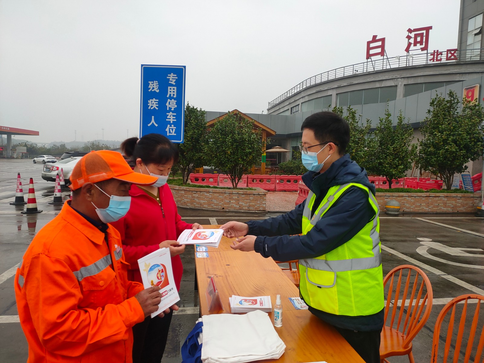 班子成员送口袋书下基层一线.jpg 班子成员送口袋书下基层一线.jpg