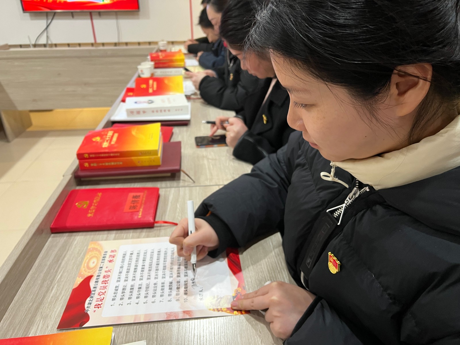 签订“我是党员我带头”承诺书1.JPG 签订“我是党员我带头”承诺书1.JPG