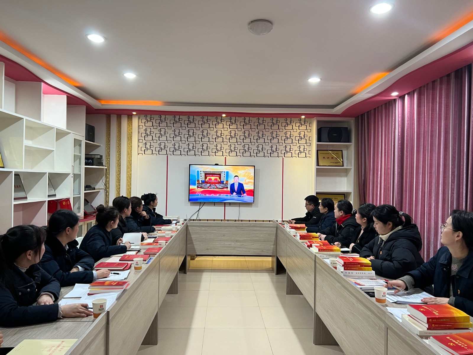 观看警示教育微视频.JPG 观看警示教育微视频.JPG