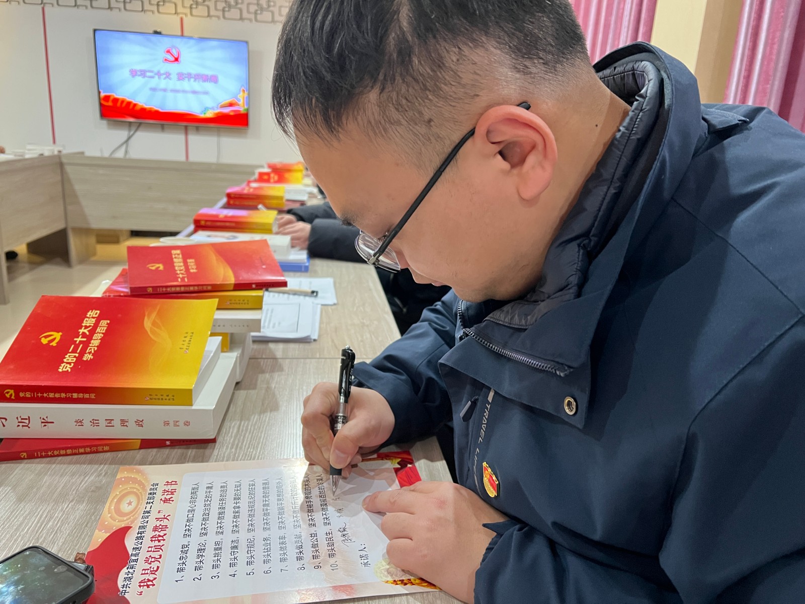 签订“我是党员我带头”承诺书2.JPG 签订“我是党员我带头”承诺书2.JPG