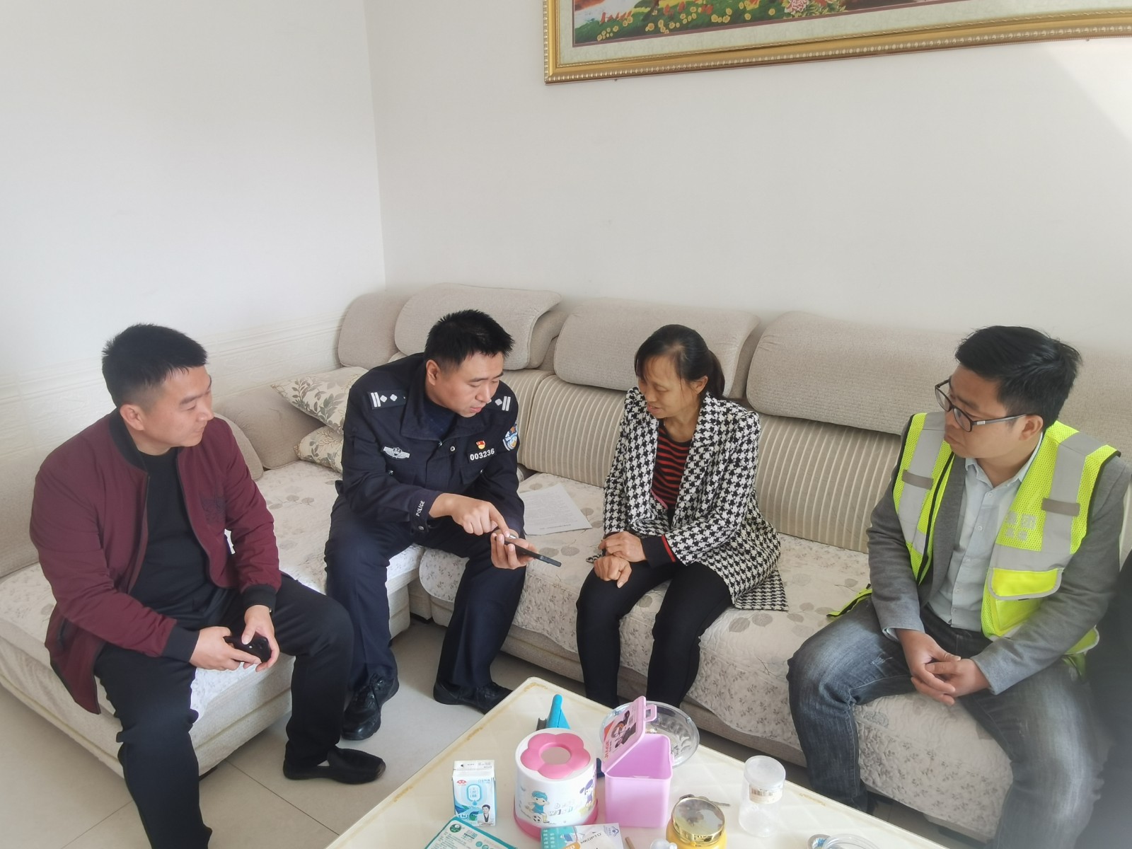 观看教育警示片.jpg