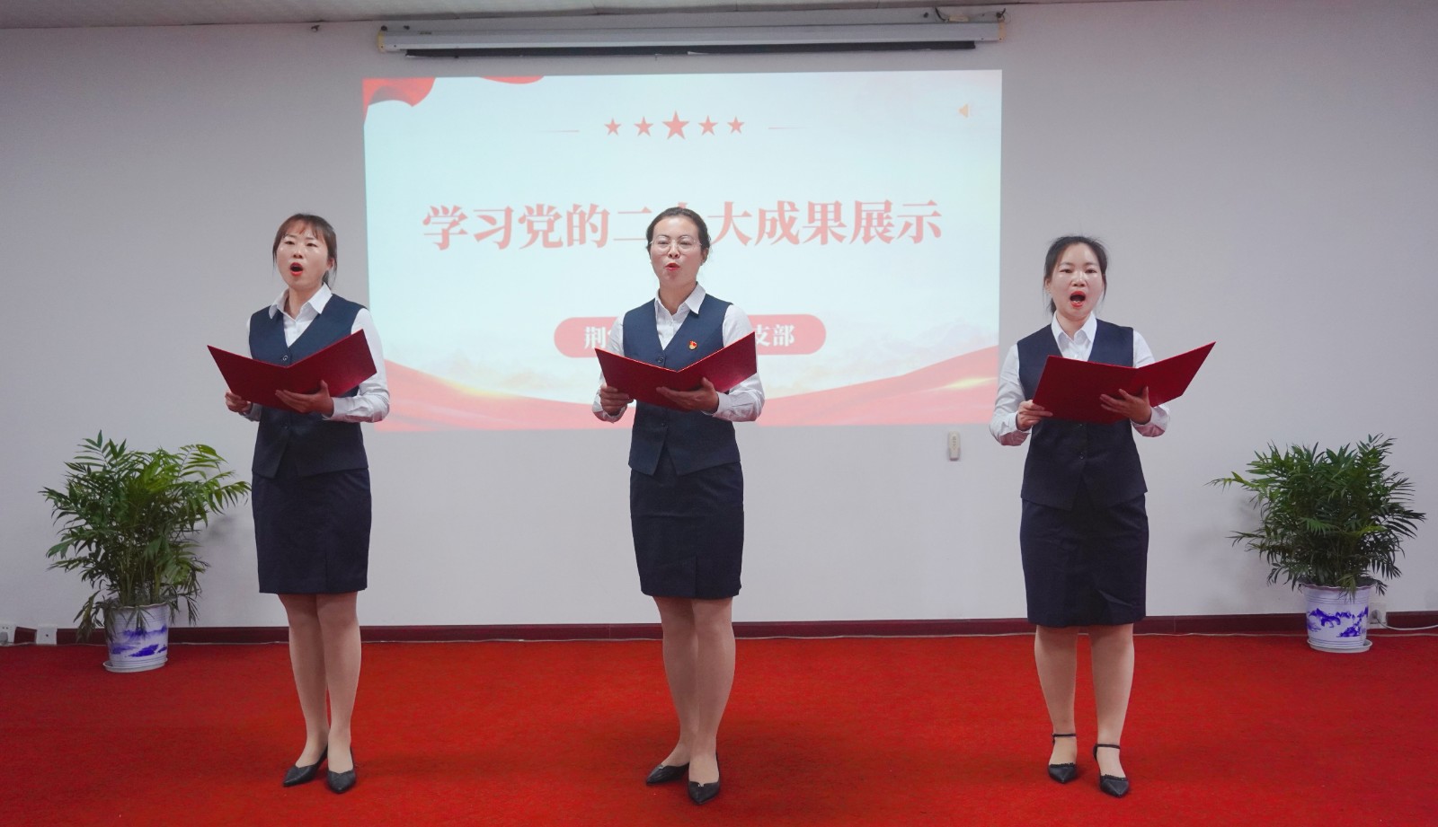 3.诗歌朗诵《党的二十大精神放光芒》.jpg 3.诗歌朗诵《党的二十大精神放光芒》.jpg