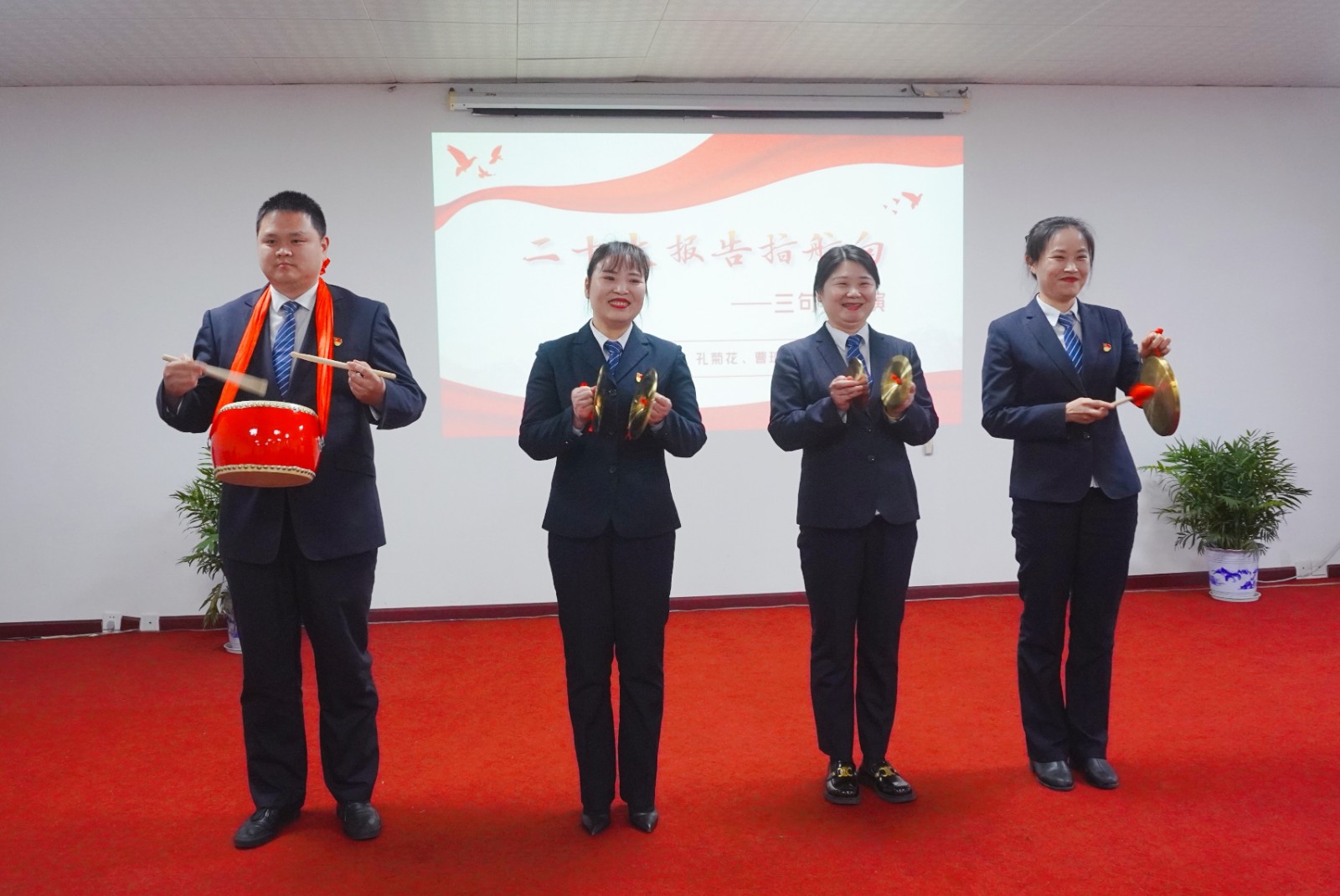 6.三句半表演《二十大报告指航向》.jpg 6.三句半表演《二十大报告指航向》.jpg