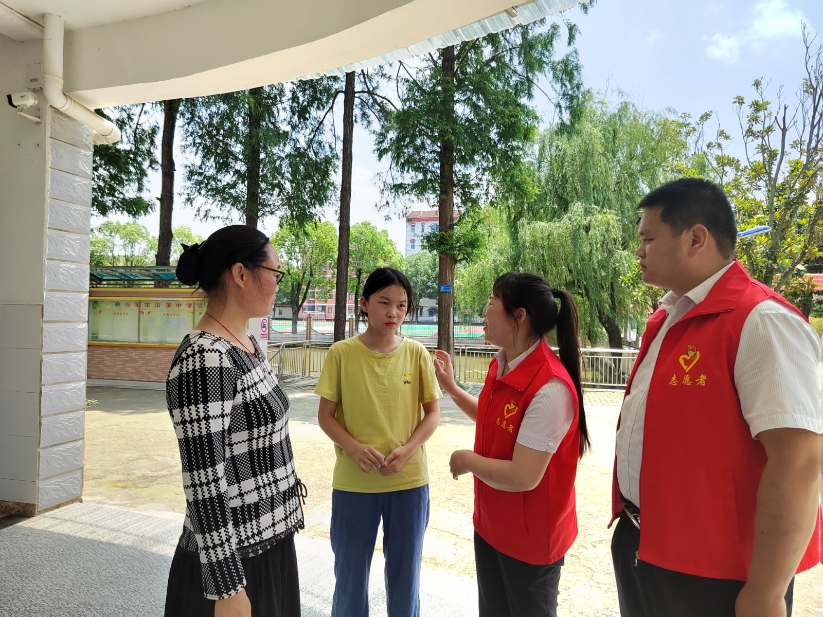 党员志愿者与学生及老师亲切交谈.jpg
