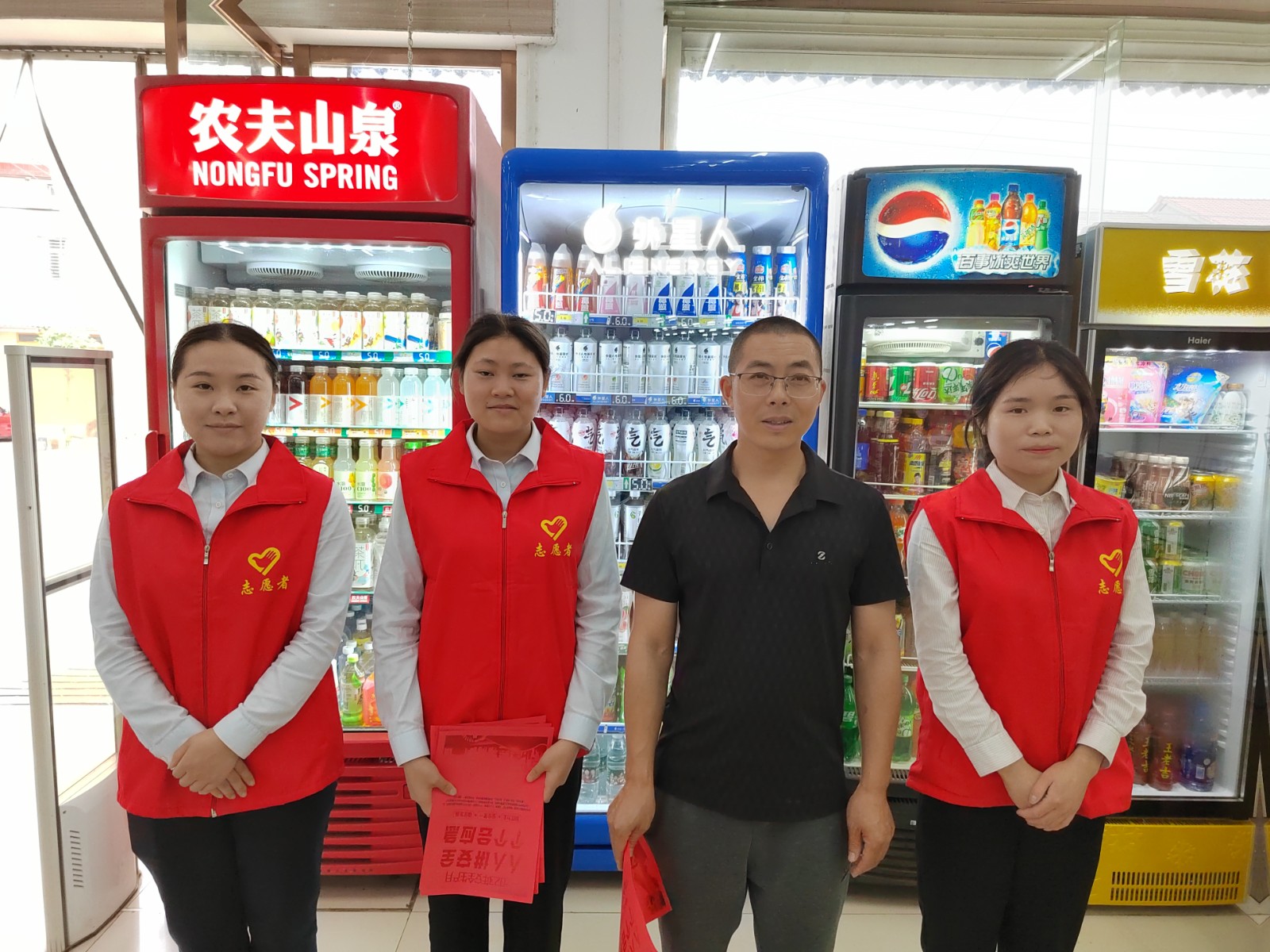 青年团员到附近超市开展安全生产宣传教育.jpg 青年团员到附近超市开展安全生产宣传教育.jpg