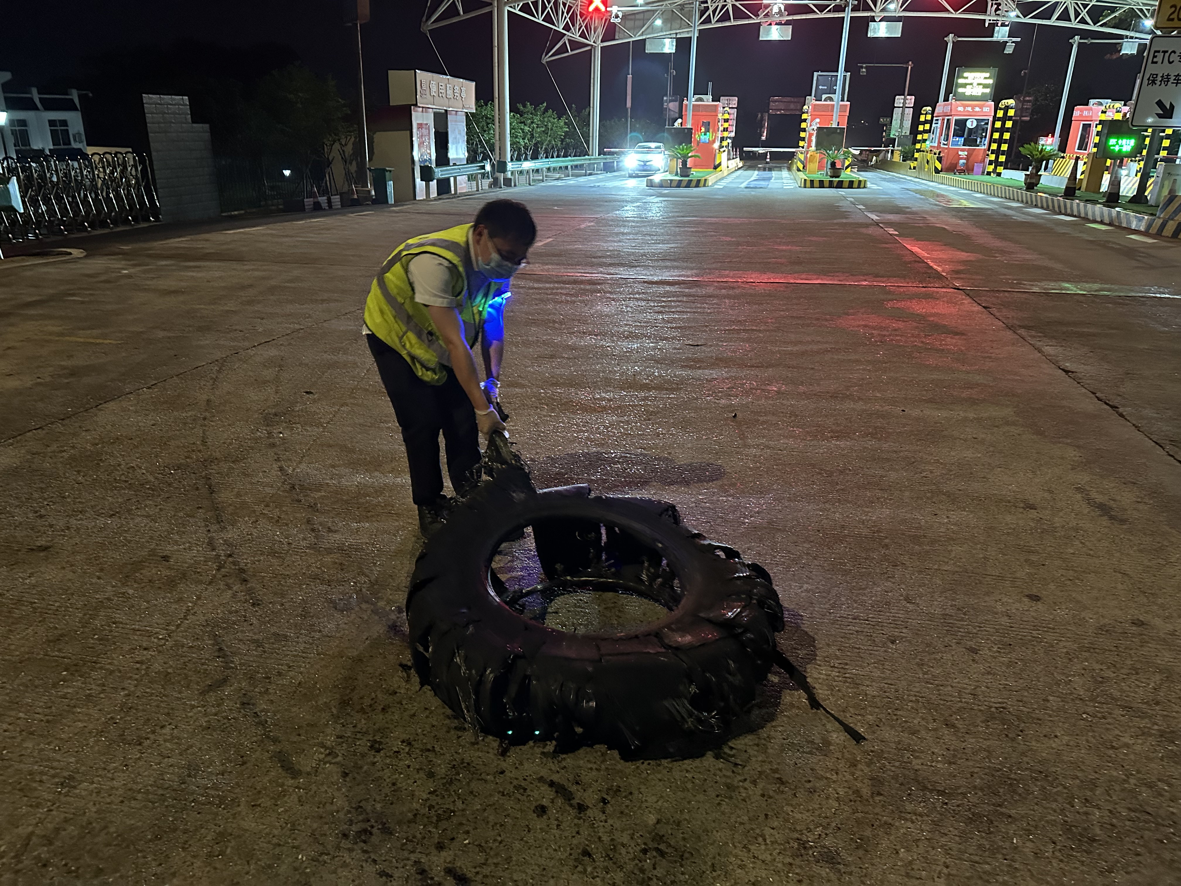荆门南所安全巡查及时清理路障.png 荆门南所安全巡查及时清理路障.png
