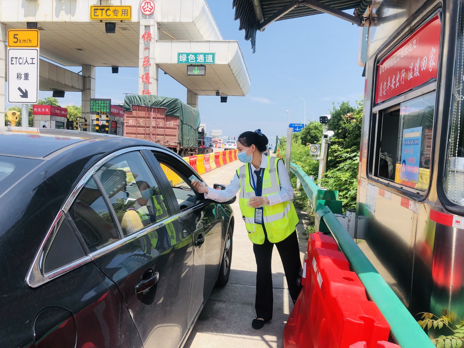 当阳西所启动应急预案快速放行.jpg 当阳西所启动应急预案快速放行.jpg