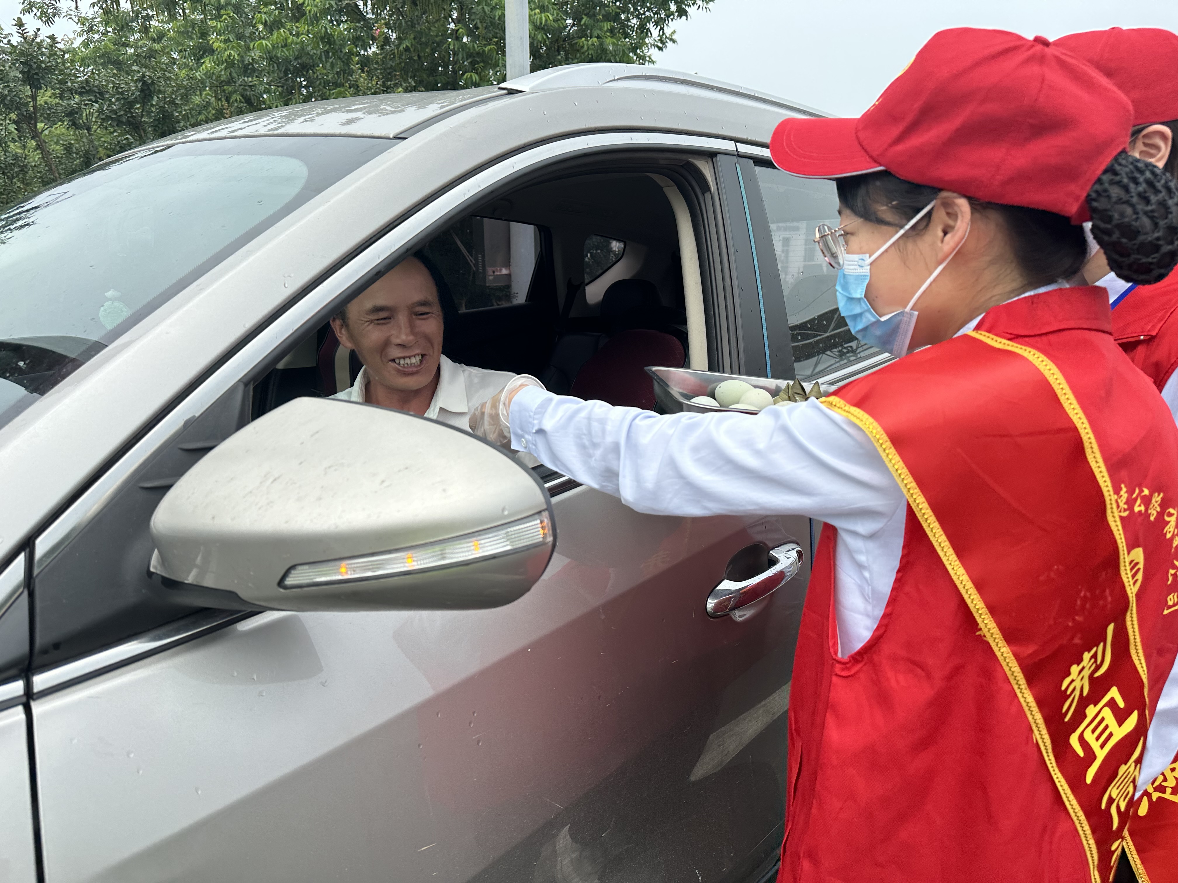 荆门南所向司乘发放粽子.png 荆门南所向司乘发放粽子.png