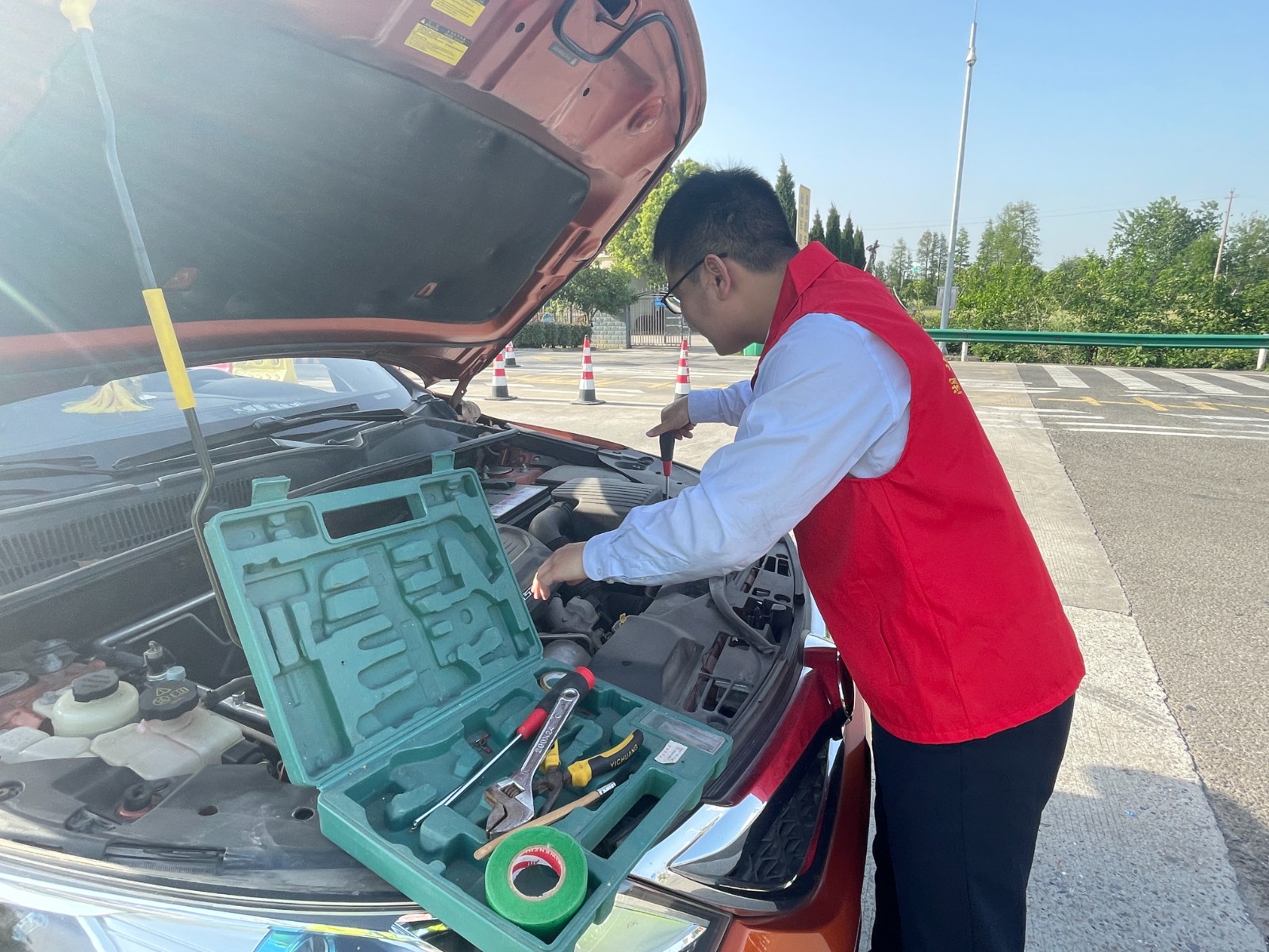 淯溪所热心为司乘提供维修工具.jpg 淯溪所热心为司乘提供维修工具.jpg