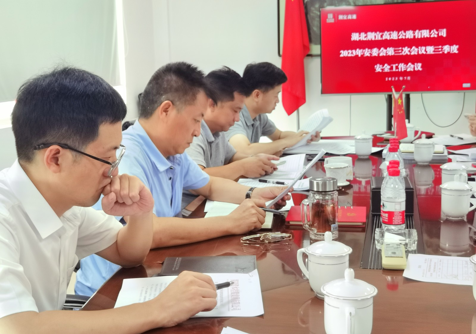 会议图片2.jpg 会议图片2.jpg