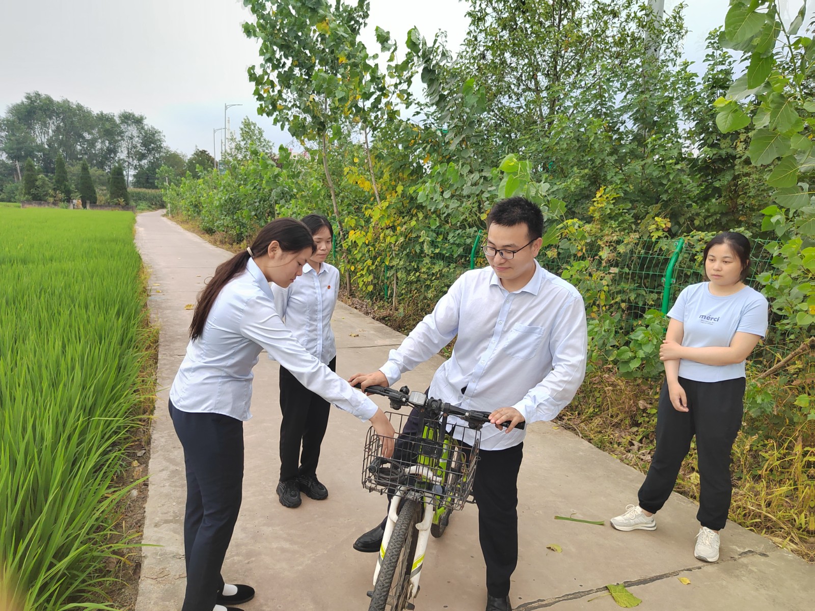 呼吁低碳出行,骑车散步,健康环保.jpg 呼吁低碳出行,骑车散步,健康环保.jpg