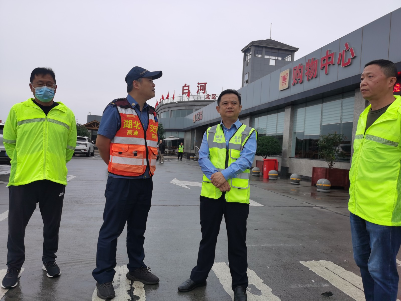 听取白河服务管理运营情况汇报.jpg 听取白河服务管理运营情况汇报.jpg