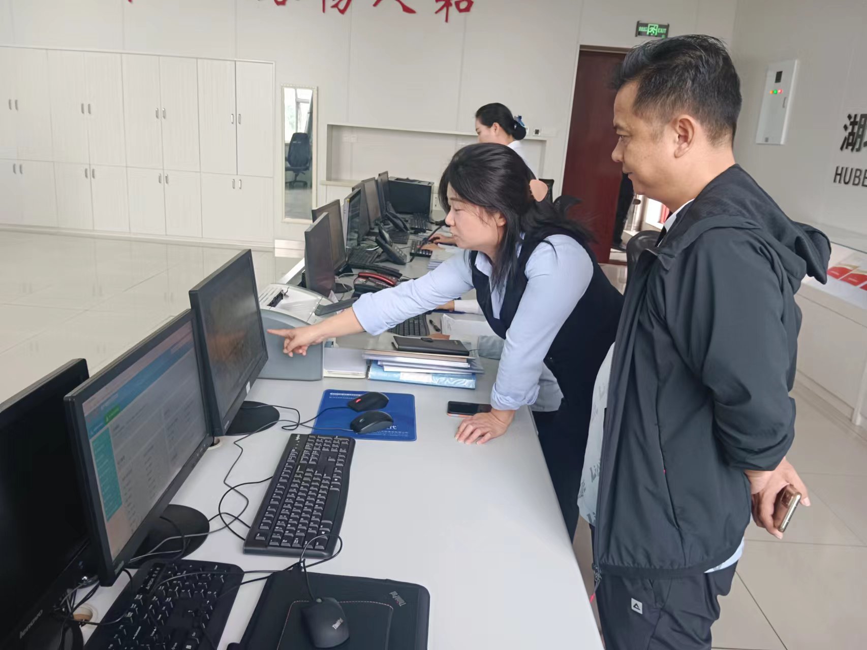 视频连线检查收费站值班值守情况.jpg 视频连线检查收费站值班值守情况.jpg