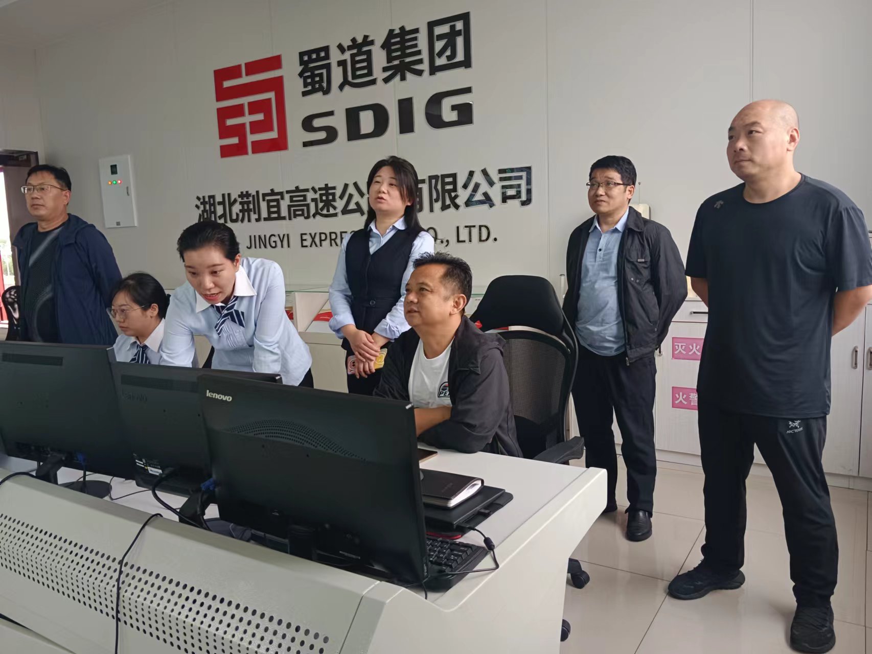 在监控中心指挥调度保通保畅工作.jpg 在监控中心指挥调度保通保畅工作.jpg