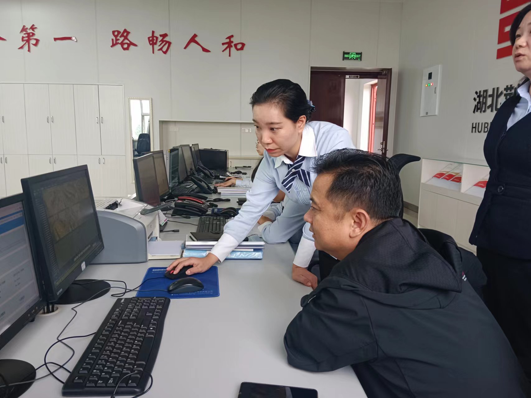 领导一线指挥调度.jpg 领导一线指挥调度.jpg