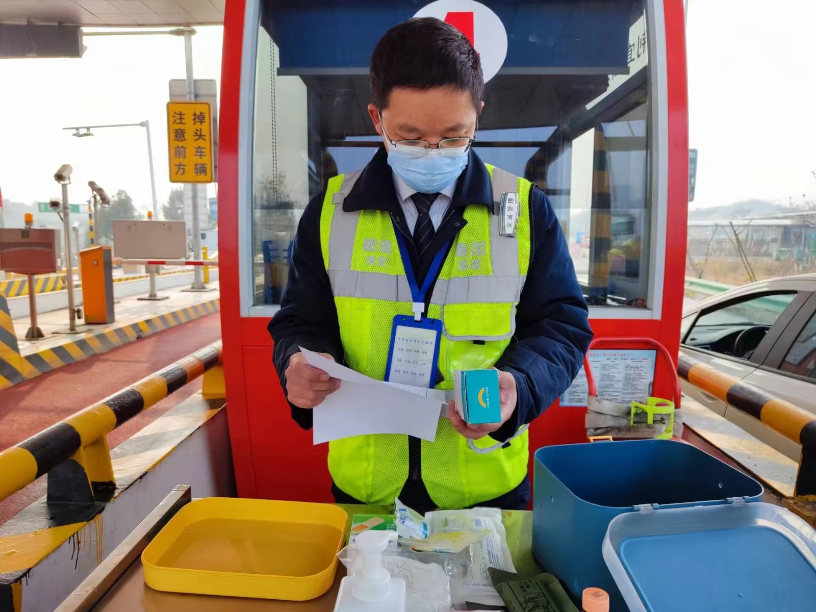 稽核员邓培凡.jpg 稽核员邓培凡.jpg