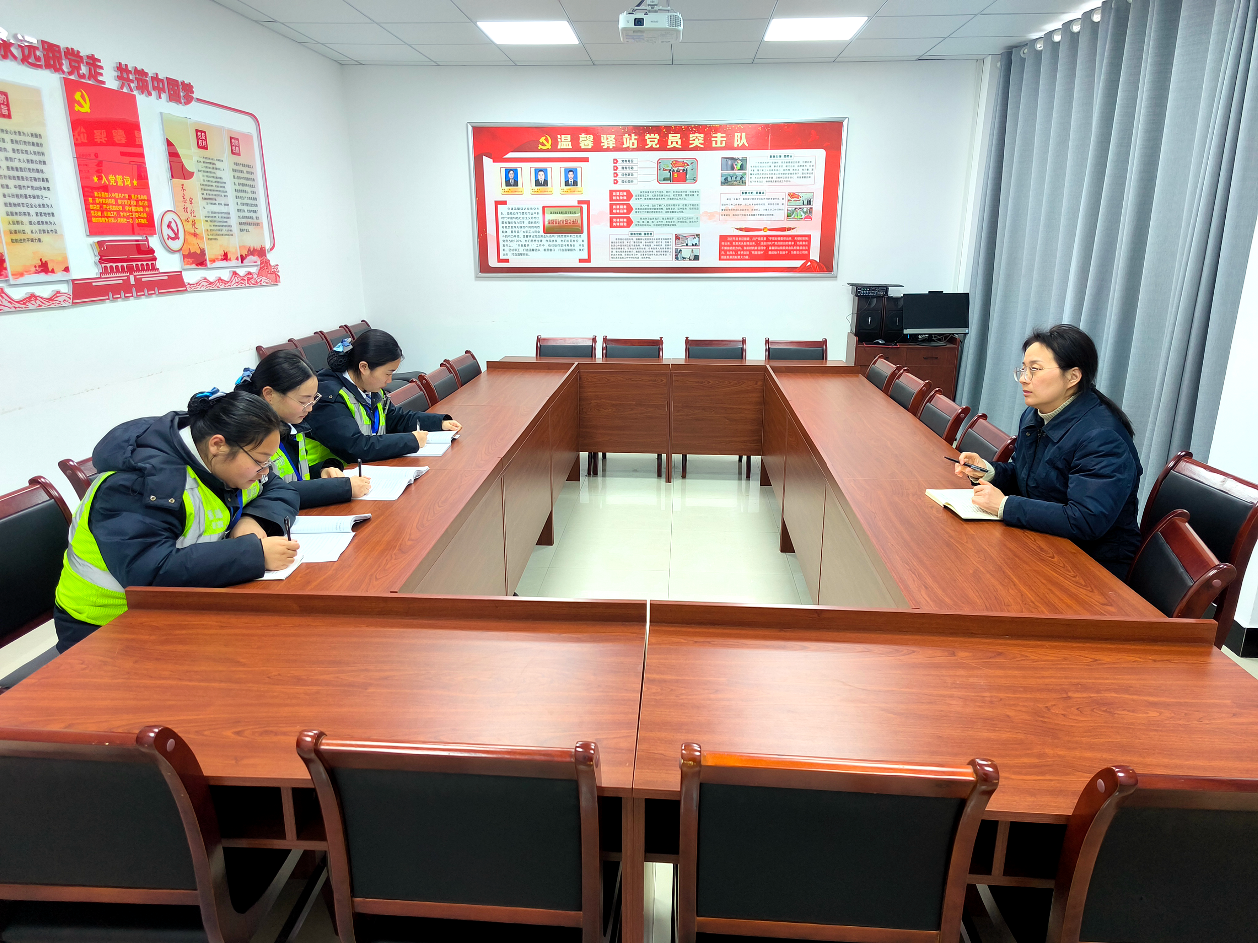 管理所负责人参加班组例会.png 管理所负责人参加班组例会.png