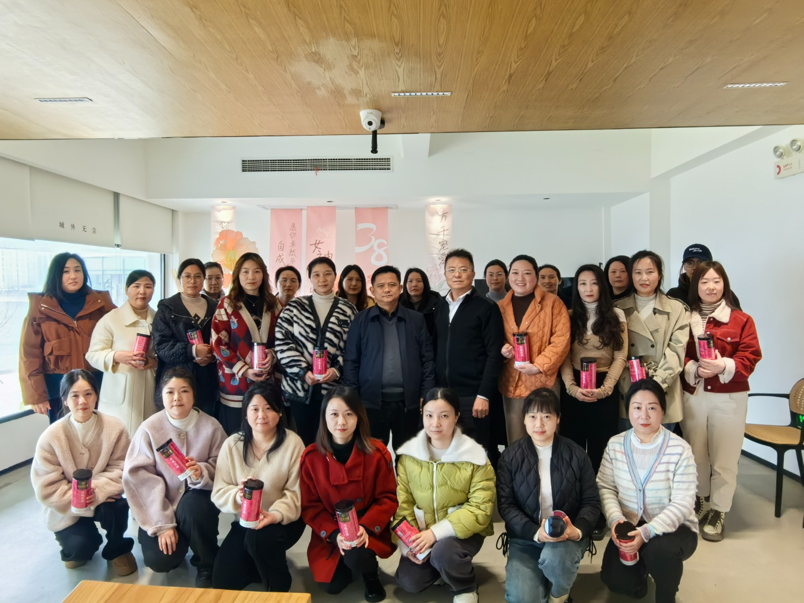 赴春天之约 绽巾帼芳华.jpg 赴春天之约 绽巾帼芳华.jpg