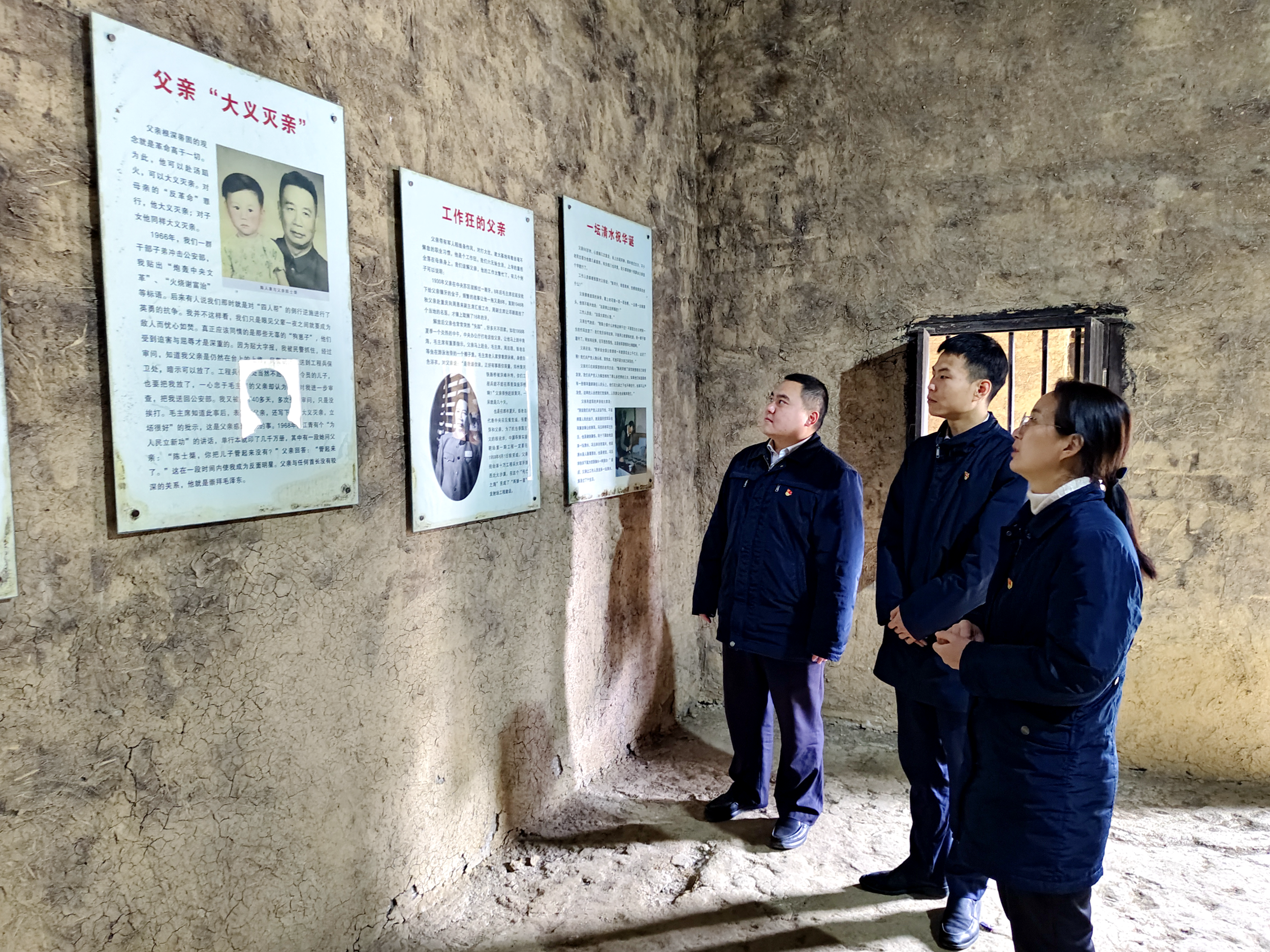 2.参观纪念馆.png