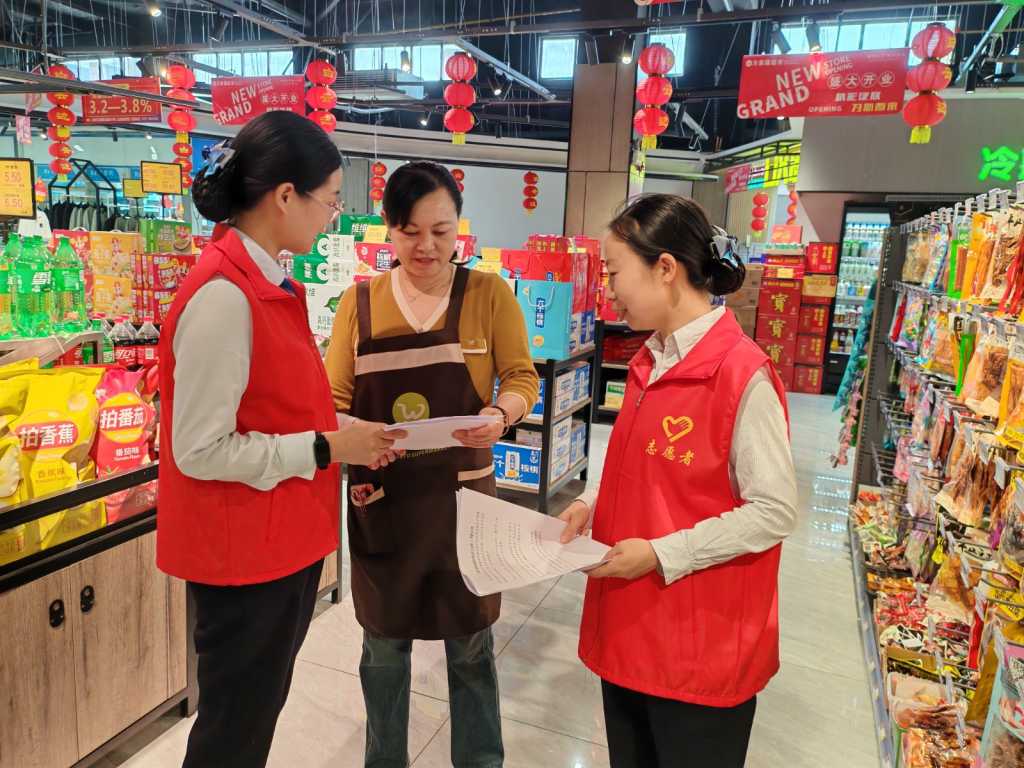 双莲管理所超市开展职业病防治法宣传.jpg