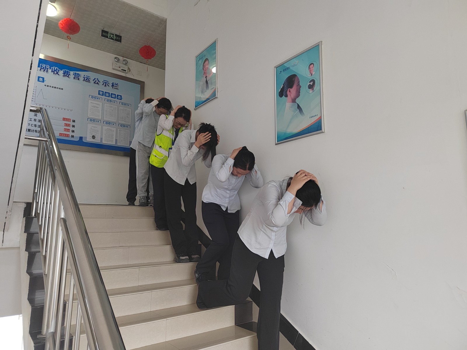 3、开展防震疏散逃生演练.jpg 3、开展防震疏散逃生演练.jpg