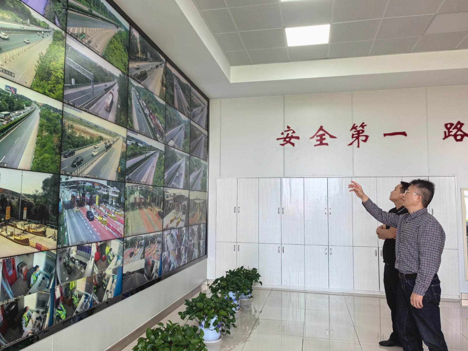 在监控中心.jpg 在监控中心.jpg