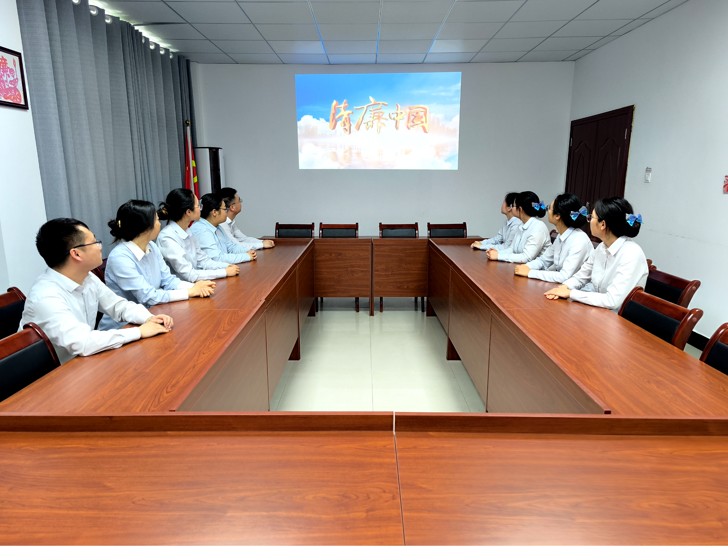 1.观看廉政教育片.png 1.观看廉政教育片.png