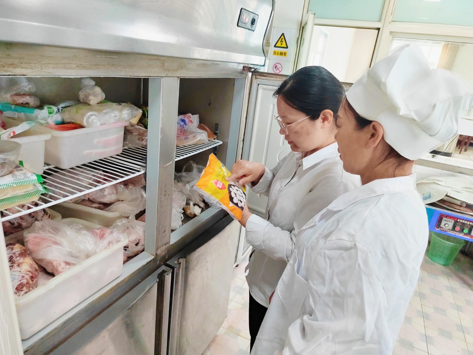 2.保障食品新鲜_规范储存.jpg