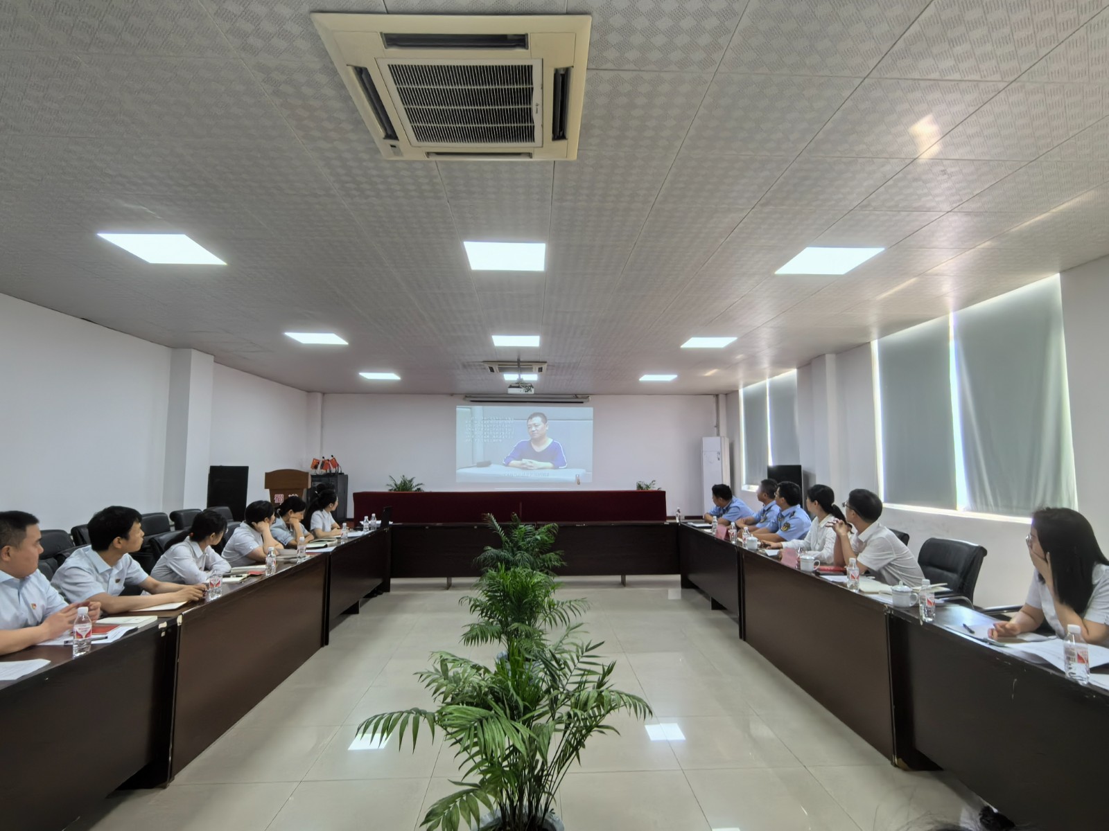 观看警示教育视频.jpg 观看警示教育视频.jpg